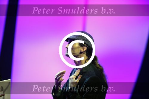 Aalsmeer 27 november 20152e en laatste aflevering van sbs6 programma mindmasters met oa Peter R de Vries Sabia Boulahrouz Patty Brard Patricia Paay Boer Geert en Maarten v d Weijden. Kim Lian v d Meij presenteert het programma. Wegens tegenvallende kijkcijfers werd het programma na twee afleveringen van de tv gehaald. sabia haar drie kinderen Katharina Amaya en Daamin waren aanwezig met de tante (aupair) van Sabia