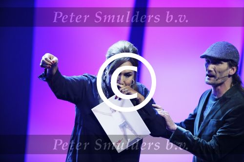 Aalsmeer 27 november 20152e en laatste aflevering van sbs6 programma mindmasters met oa Peter R de Vries Sabia Boulahrouz Patty Brard Patricia Paay Boer Geert en Maarten v d Weijden. Kim Lian v d Meij presenteert het programma. Wegens tegenvallende kijkcijfers werd het programma na twee afleveringen van de tv gehaald. sabia haar drie kinderen Katharina Amaya en Daamin waren aanwezig met de tante (aupair) van Sabia