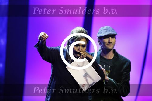 Aalsmeer 27 november 20152e en laatste aflevering van sbs6 programma mindmasters met oa Peter R de Vries Sabia Boulahrouz Patty Brard Patricia Paay Boer Geert en Maarten v d Weijden. Kim Lian v d Meij presenteert het programma. Wegens tegenvallende kijkcijfers werd het programma na twee afleveringen van de tv gehaald. sabia haar drie kinderen Katharina Amaya en Daamin waren aanwezig met de tante (aupair) van Sabia