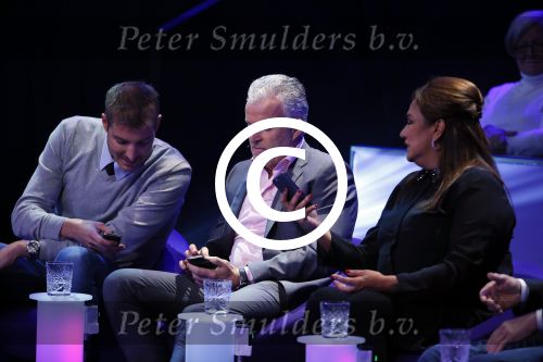 Aalsmeer 27 november 20152e en laatste aflevering van sbs6 programma mindmasters met oa Peter R de Vries Sabia Boulahrouz Patty Brard Patricia Paay Boer Geert en Maarten v d Weijden. Kim Lian v d Meij presenteert het programma. Wegens tegenvallende kijkcijfers werd het programma na twee afleveringen van de tv gehaald. sabia haar drie kinderen Katharina Amaya en Daamin waren aanwezig met de tante (aupair) van Sabia