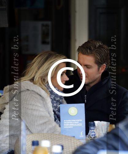 Amsterdam 28 november 2015 
Pieter v d Hoogenband met zijn vriendin Marie JosÃ© Crooijmans op de cornelis schuytstraat