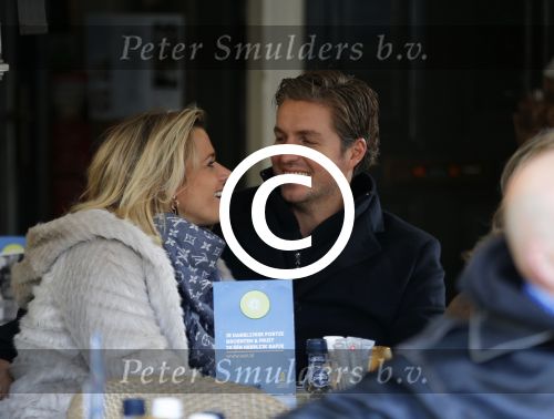 Amsterdam 28 november 2015 
Pieter v d Hoogenband met zijn vriendin Marie JosÃ© Crooijmans op de cornelis schuytstraat