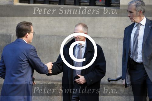 Amsterdam 25 november 2015 
Prins Constantijn arriveert bij het paleis op de dam in zijn auto (audi A6 allroad)