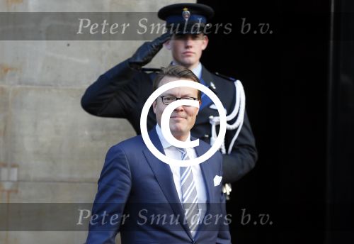 Amsterdam 25 november 2015 
Prins Constantijn arriveert bij het paleis op de dam in zijn auto (audi A6 allroad)