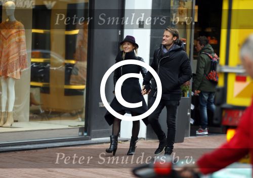 Amsterdam 20 november 2015 
Gigi Ravelle met haar vriend Roger Hodenius aan het winkelen.