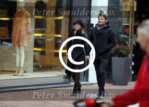 Amsterdam 20 november 2015 
Gigi Ravelle met haar vriend Roger Hodenius aan het winkelen.