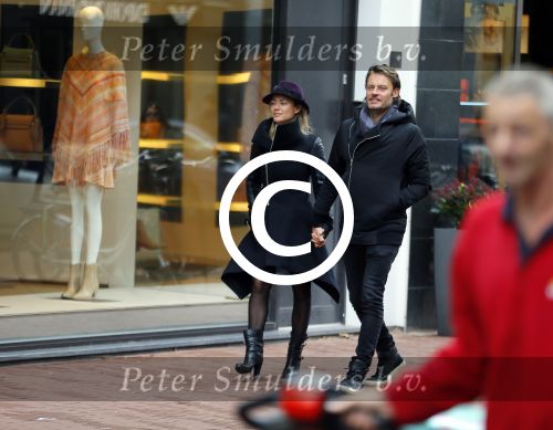 Amsterdam 20 november 2015 
Gigi Ravelle met haar vriend Roger Hodenius aan het winkelen.