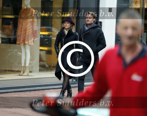 Amsterdam 20 november 2015 
Gigi Ravelle met haar vriend Roger Hodenius aan het winkelen.
