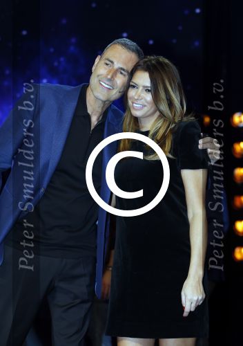 Aalsmeer 27 november 20152e en laatste aflevering van sbs6 programma mindmasters met oa Peter R de Vries Sabia Boulahrouz Patty Brard Patricia Paay Boer Geert en Maarten v d Weijden. Kim Lian v d Meij presenteert het programma. Wegens tegenvallende kijkcijfers werd het programma na twee afleveringen van de tv gehaald. sabia haar drie kinderen Katharina Amaya en Daamin waren aanwezig met de tante (aupair) van Sabia. Walter Rolfo en Uri Geller