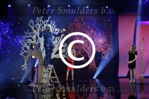 Aalsmeer 27 november 20152e en laatste aflevering van sbs6 programma mindmasters met oa Peter R de Vries Sabia Boulahrouz Patty Brard Patricia Paay Boer Geert en Maarten v d Weijden. Kim Lian v d Meij presenteert het programma. Wegens tegenvallende kijkcijfers werd het programma na twee afleveringen van de tv gehaald. sabia haar drie kinderen Katharina Amaya en Daamin waren aanwezig met de tante (aupair) van Sabia