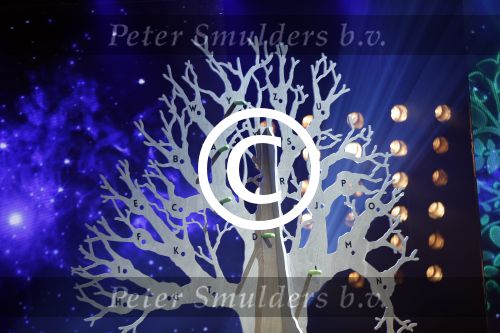 Aalsmeer 27 november 20152e en laatste aflevering van sbs6 programma mindmasters met oa Peter R de Vries Sabia Boulahrouz Patty Brard Patricia Paay Boer Geert en Maarten v d Weijden. Kim Lian v d Meij presenteert het programma. Wegens tegenvallende kijkcijfers werd het programma na twee afleveringen van de tv gehaald. sabia haar drie kinderen Katharina Amaya en Daamin waren aanwezig met de tante (aupair) van Sabia