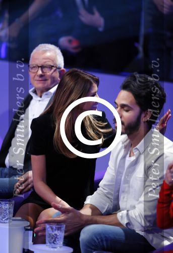 Aalsmeer 27 november 20152e en laatste aflevering van sbs6 programma mindmasters met oa Peter R de Vries Sabia Boulahrouz Patty Brard Patricia Paay Boer Geert en Maarten v d Weijden. Kim Lian v d Meij presenteert het programma. Wegens tegenvallende kijkcijfers werd het programma na twee afleveringen van de tv gehaald. sabia haar drie kinderen Katharina Amaya en Daamin waren aanwezig met de tante (aupair) van Sabia