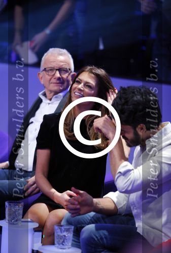 Aalsmeer 27 november 20152e en laatste aflevering van sbs6 programma mindmasters met oa Peter R de Vries Sabia Boulahrouz Patty Brard Patricia Paay Boer Geert en Maarten v d Weijden. Kim Lian v d Meij presenteert het programma. Wegens tegenvallende kijkcijfers werd het programma na twee afleveringen van de tv gehaald. sabia haar drie kinderen Katharina Amaya en Daamin waren aanwezig met de tante (aupair) van Sabia