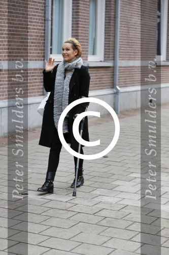 Amsterdam 20 november 2015
Tanja Jess met een kruk op straat.