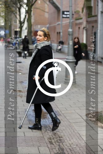 Amsterdam 20 november 2015
Tanja Jess met een kruk op straat.