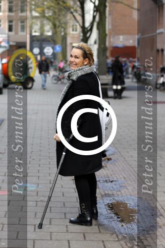 Amsterdam 20 november 2015
Tanja Jess met een kruk op straat.
