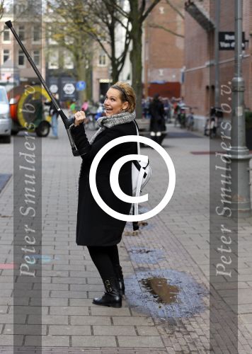 Amsterdam 20 november 2015
Tanja Jess met een kruk op straat.