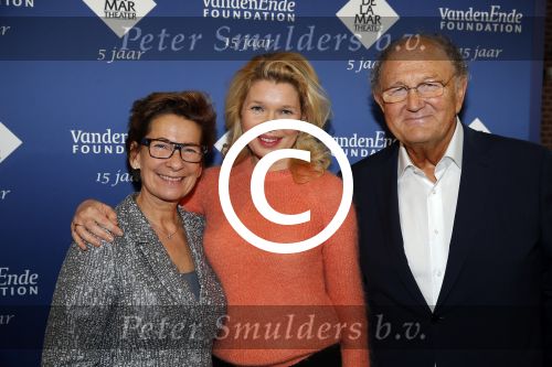 Amsterdam 23 november 2015 
Irene v d Laar stapt uit taxi.5 jaar nieuwe de la mar en 15 jaar de joop en Janine v d Ende foundation. Tjitske Reidinga