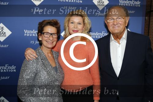 Amsterdam 23 november 2015 
Irene v d Laar stapt uit taxi.5 jaar nieuwe de la mar en 15 jaar de joop en Janine v d Ende foundation. Tjitske Reidinga