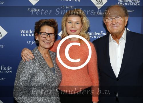 Amsterdam 23 november 2015 
Irene v d Laar stapt uit taxi.5 jaar nieuwe de la mar en 15 jaar de joop en Janine v d Ende foundation. Tjitske Reidinga