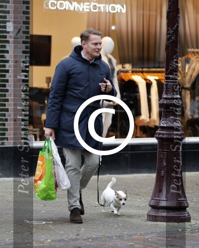 Amsterdam 18 november 2016
Albert Verlinde loopt met zijn hond in Amsterdam zuid
