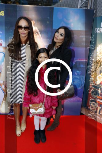 Amsterdam 10 december 2016
Premiere Sing in pathe arena. 
Amanda Balk met haar nichtje Jean Presney en zus