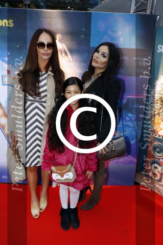 Amsterdam 10 december 2016
Premiere Sing in pathe arena. 
Amanda Balk met haar nichtje Jean Presney en zus