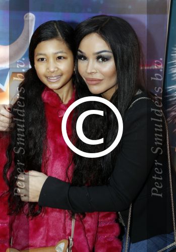 Amsterdam 10 december 2016
Premiere Sing in pathe arena. 
Amanda Balk met haar nichtje Jean Presney en zus