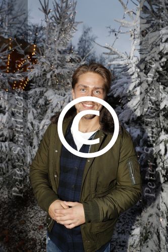 Kaatsheuvel 16 november 2016
Opnames videoclip Toppers met Rene Froger Gerard Joling Jeroen v d Boom Maxim Froger Danny Froger Lee Towers Andre Hazes jr O Gene en Maan. Opnames vonden plaats in de efteling.