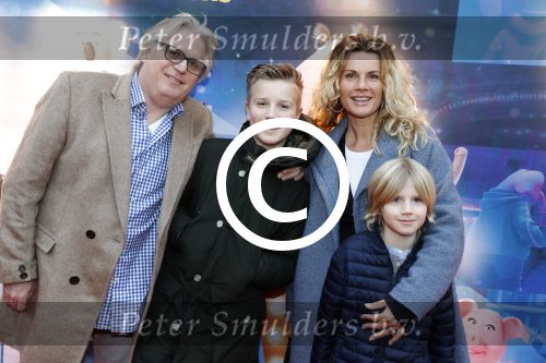 Amsterdam 10 december 2016
Premiere Sing in pathe arena. Annette Barlo met man Frank Timmer en kinderen