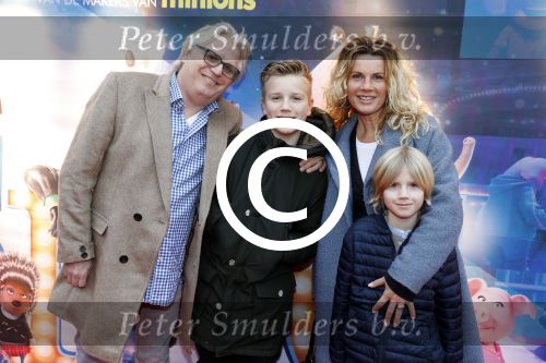 Amsterdam 10 december 2016
Premiere Sing in pathe arena. Annette Barlo met man Frank Timmer en kinderen