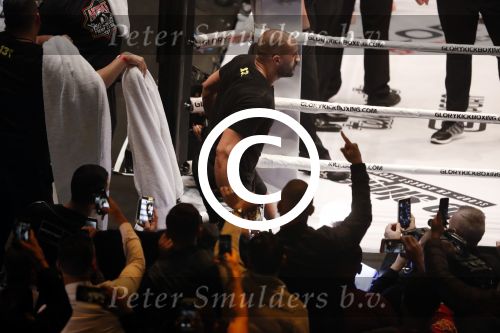 Oberhausen 10 december 2016
Rico Verhoeven wint zijn gevecht met Badr Hari tijdens de GLORY COLLISION in Oberhausen.