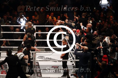 Oberhausen 10 december 2016
Rico Verhoeven wint zijn gevecht met Badr Hari tijdens de GLORY COLLISION in Oberhausen.