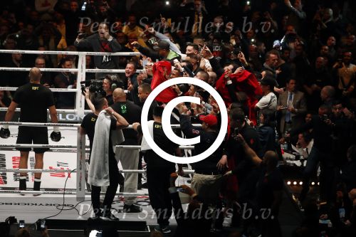Oberhausen 10 december 2016
Rico Verhoeven wint zijn gevecht met Badr Hari tijdens de GLORY COLLISION in Oberhausen.