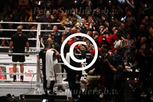 Oberhausen 10 december 2016
Rico Verhoeven wint zijn gevecht met Badr Hari tijdens de GLORY COLLISION in Oberhausen.