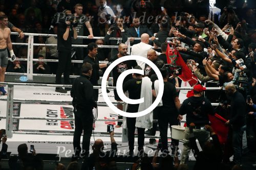 Oberhausen 10 december 2016
Rico Verhoeven wint zijn gevecht met Badr Hari tijdens de GLORY COLLISION in Oberhausen.