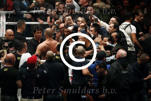 Oberhausen 10 december 2016
Rico Verhoeven wint zijn gevecht met Badr Hari tijdens de GLORY COLLISION in Oberhausen.
