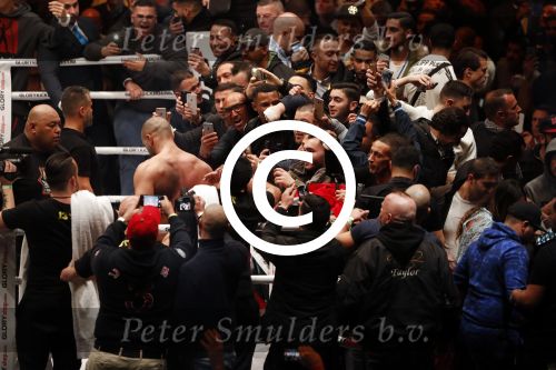 Oberhausen 10 december 2016
Rico Verhoeven wint zijn gevecht met Badr Hari tijdens de GLORY COLLISION in Oberhausen.
