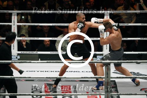 Oberhausen 10 december 2016
Rico Verhoeven wint zijn gevecht met Badr Hari tijdens de GLORY COLLISION in Oberhausen.