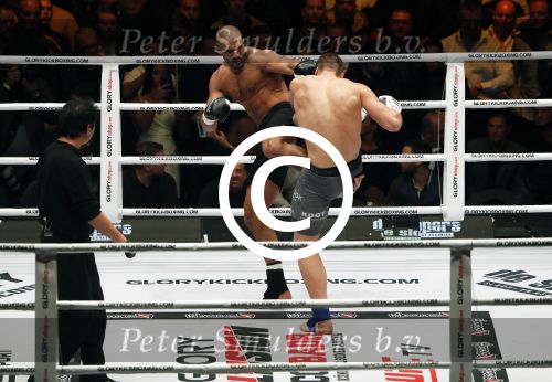 Oberhausen 10 december 2016
Rico Verhoeven wint zijn gevecht met Badr Hari tijdens de GLORY COLLISION in Oberhausen.