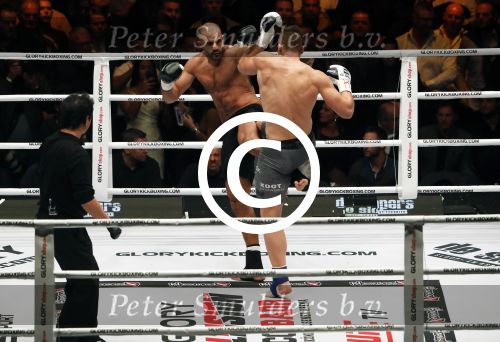 Oberhausen 10 december 2016
Rico Verhoeven wint zijn gevecht met Badr Hari tijdens de GLORY COLLISION in Oberhausen.