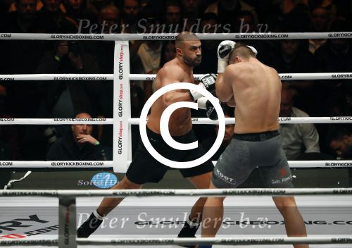 Oberhausen 10 december 2016
Rico Verhoeven wint zijn gevecht met Badr Hari tijdens de GLORY COLLISION in Oberhausen.