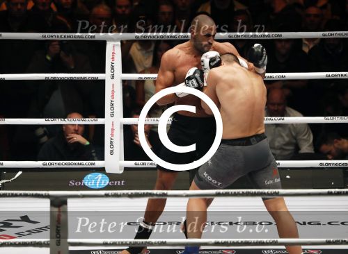 Oberhausen 10 december 2016
Rico Verhoeven wint zijn gevecht met Badr Hari tijdens de GLORY COLLISION in Oberhausen.