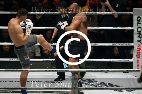 Oberhausen 10 december 2016
Rico Verhoeven wint zijn gevecht met Badr Hari tijdens de GLORY COLLISION in Oberhausen.