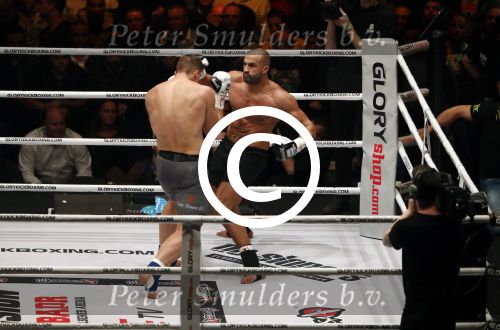 Oberhausen 10 december 2016
Rico Verhoeven wint zijn gevecht met Badr Hari tijdens de GLORY COLLISION in Oberhausen.