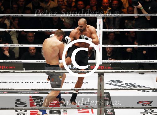 Oberhausen 10 december 2016
Rico Verhoeven wint zijn gevecht met Badr Hari tijdens de GLORY COLLISION in Oberhausen.