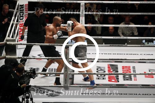 Oberhausen 10 december 2016
Rico Verhoeven wint zijn gevecht met Badr Hari tijdens de GLORY COLLISION in Oberhausen.