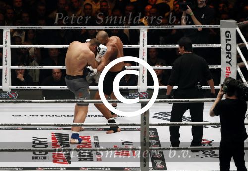 Oberhausen 10 december 2016
Rico Verhoeven wint zijn gevecht met Badr Hari tijdens de GLORY COLLISION in Oberhausen.