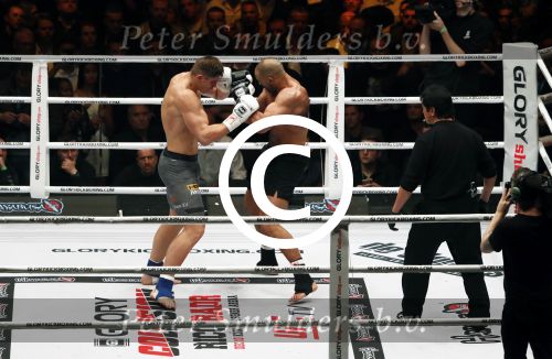 Oberhausen 10 december 2016
Rico Verhoeven wint zijn gevecht met Badr Hari tijdens de GLORY COLLISION in Oberhausen.