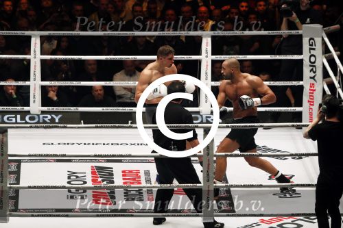 Oberhausen 10 december 2016
Rico Verhoeven wint zijn gevecht met Badr Hari tijdens de GLORY COLLISION in Oberhausen.
